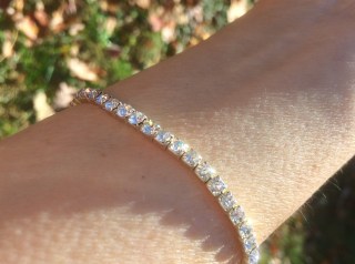 Sparkly stretch bracelet glitters like diamond in the sun.